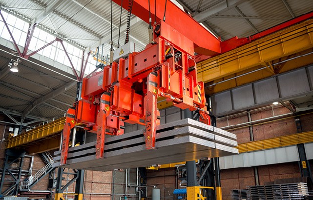 In Linz werden die Stahlprodukte auf 18 Anlagen längs-, quer- oder brenngeschnitten.