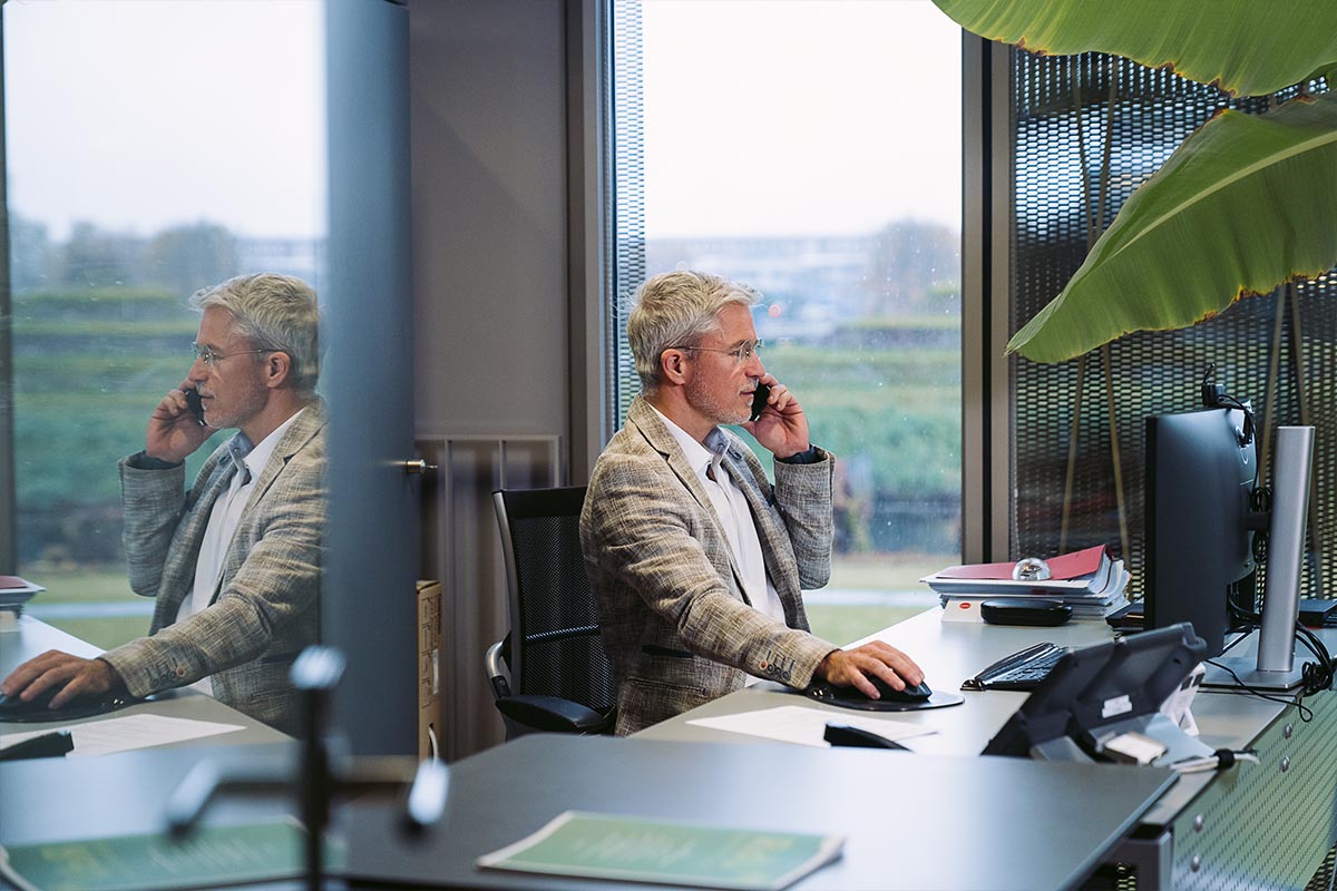 voestalpine employee mike on the phone in the office