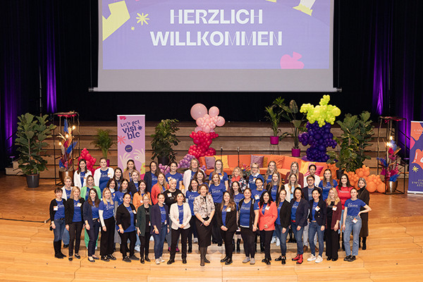 Gruppenfoto der voestalpine Teilnehmerinnen des Let’s Get Visible“-Festivals in Linz.