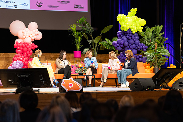 Spannende Paneldiskussionen auf der Bühne mit inspirierenden Frauen.