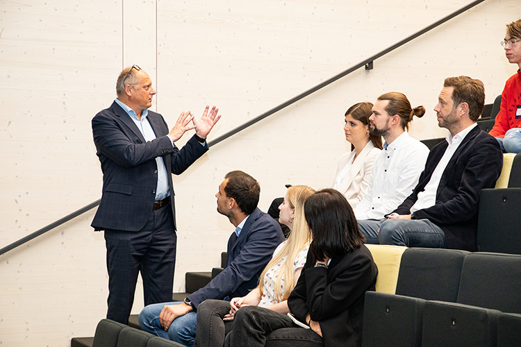 Bei der Abschlussveranstaltung hielten die Expert:innen kurze Vorträge.