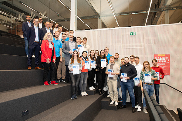 Gruppenfoto aller Teilnehmer:innen beim ERP Summer Event.