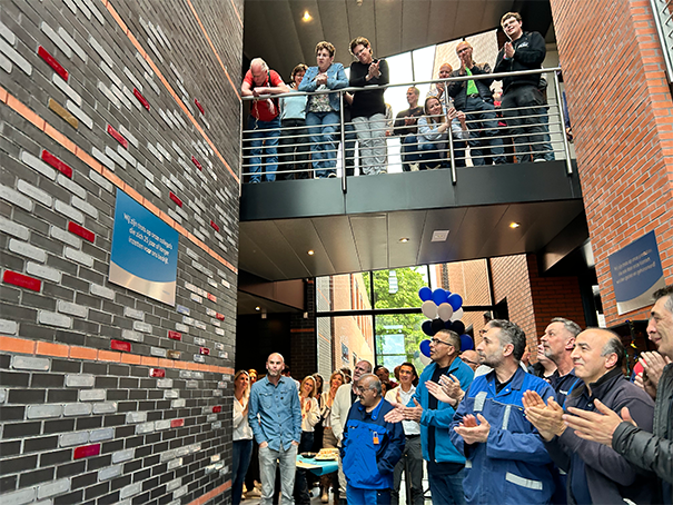 Feierliche Präsentation der "Wall of Fame". Anwesende Gäste applaudieren und bestaunen die neue "Wall of Fame".