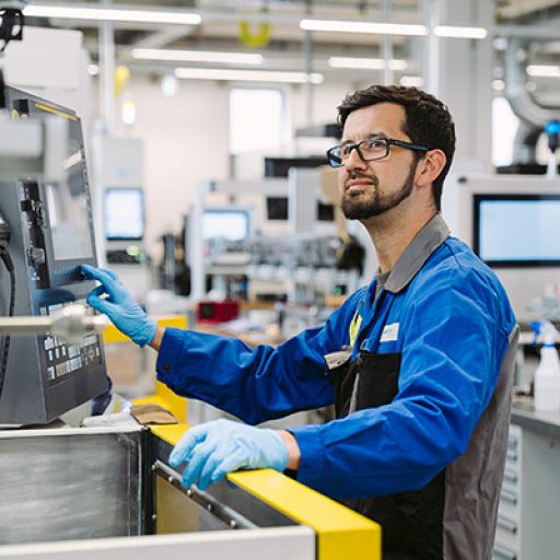 Rene beim Bedienen der Maschinen im Prüfzentrum.