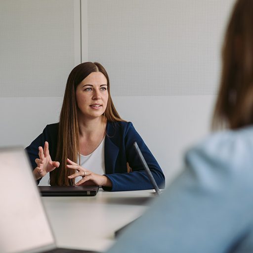 Bianca spricht in einem Meeting aktuelle Projekte.