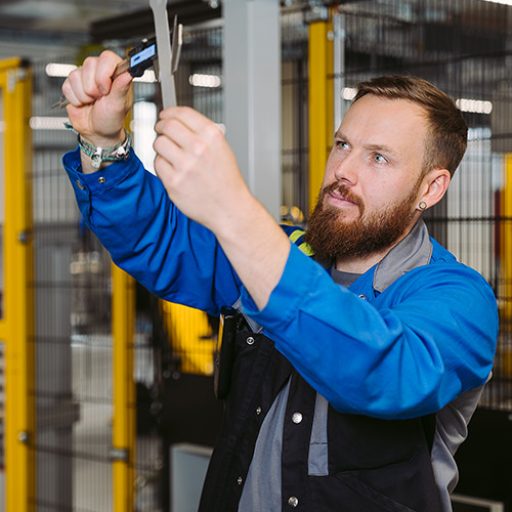 Die produzierten Stahlgüter werden von Florian genauestens auf Qualität geprüft.