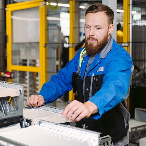 Florian bei seiner Tätigkeit im neuen voestalpine Prüfzentrum in Linz.