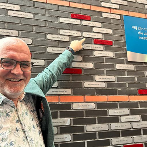 Ein langjähriger voestalpine Arbeiter zeigt stolz seine silberne Plakette auf der "Wall of Fame".