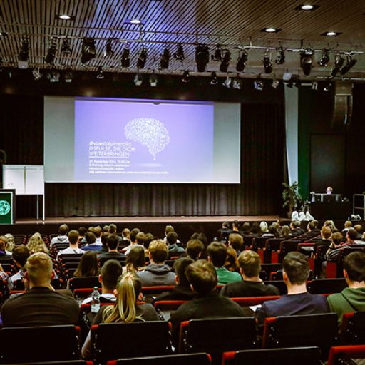 The participating students follow the exciting contributions in the lecture hall.