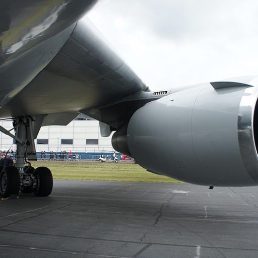 Eine Nahaufnahme einer Flugzeugturbine von der Seite.