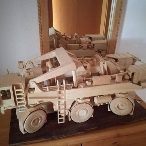 Miniatur voestalpine Fahrzeug aus Holz.