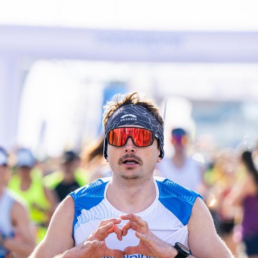 voestalpine employee Harald shows a heart with his fingers at the successful completion of the Linz Marathon