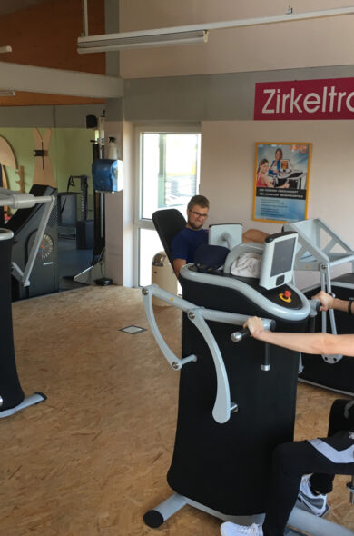 Mitarbeiter in Fitnessstudio