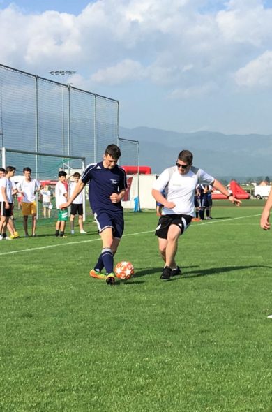 Personen beim Fußballspielen