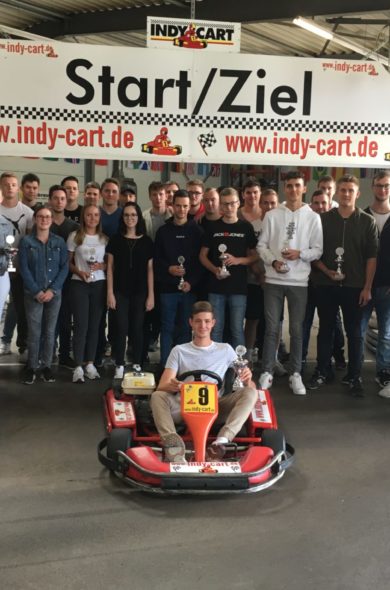 Azubis beim Gokartfahren - Teamfoto