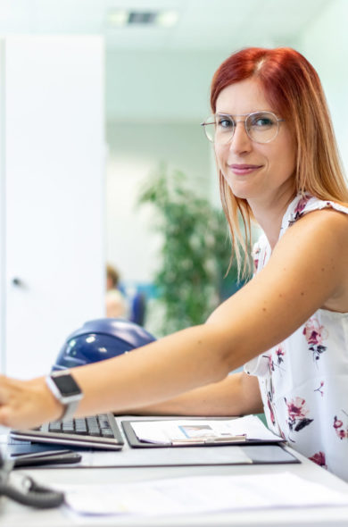 Mitarbeiterin im Büro