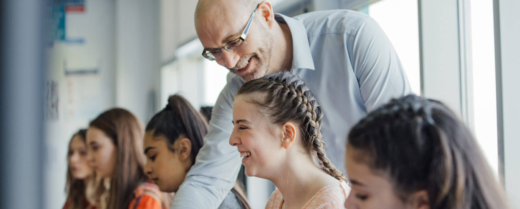 Lehrkraft am Unterrichten der Schüler