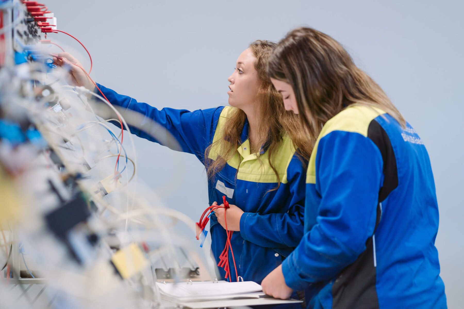 Lehrling in Elektrotechnikwerkstatt