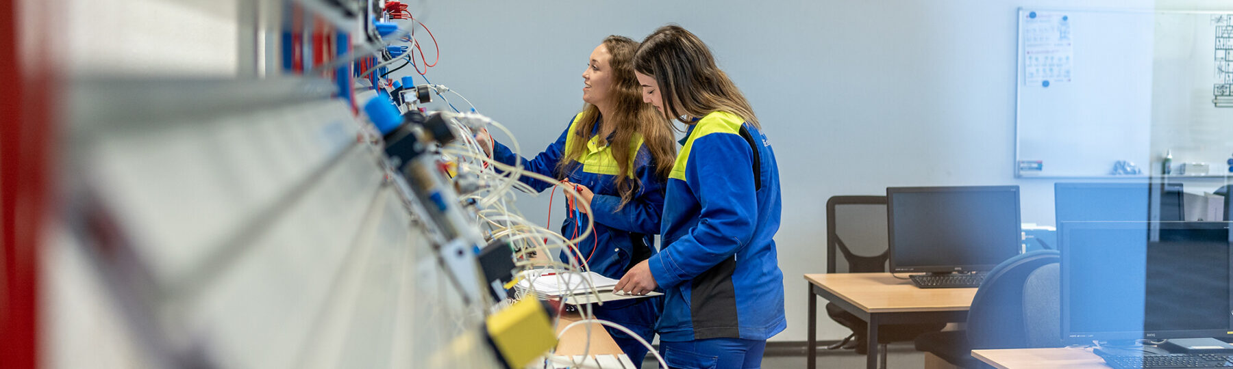 Lehrling in Elektrotechnikwerkstatt