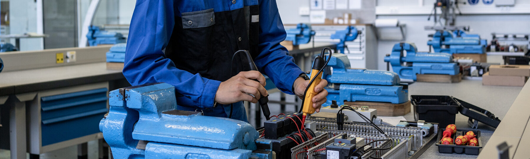 Lehrling in Elektrotechnikwerkstatt