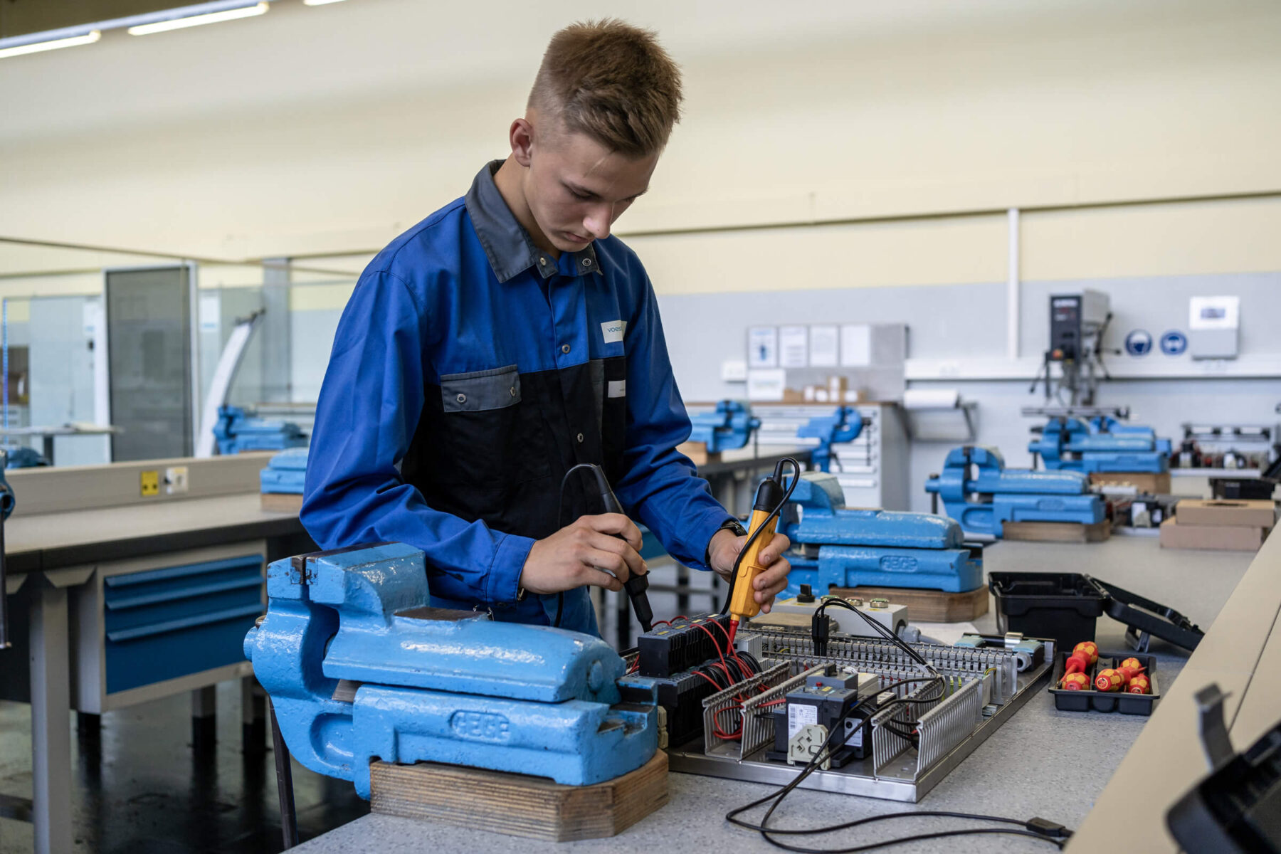 Lehrling in Elektrotechnikwerkstatt