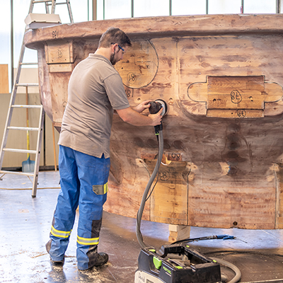 Lehrling in Werkstatt