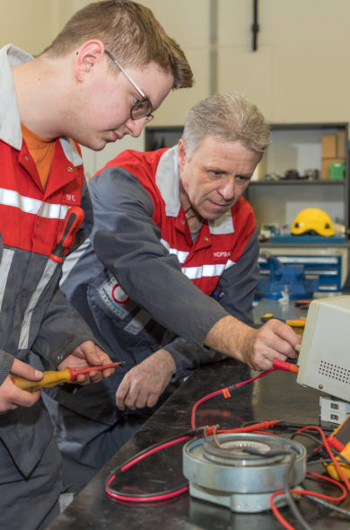 Lehrling in Werkstatt