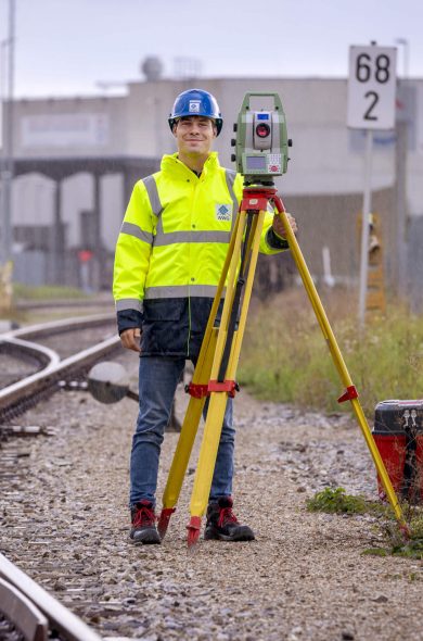 Mitarbeiter beim Vermessen von Schienen