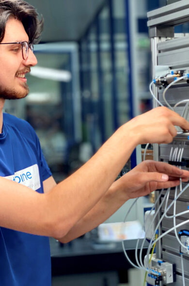 Lehrling vor Netzwerkschrank