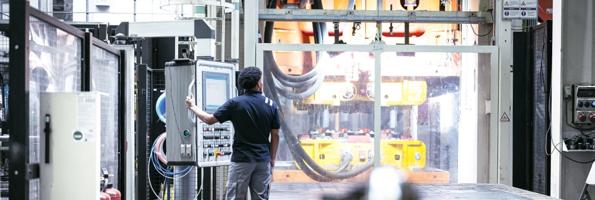 Hochwertige Fahrzeugkomponenten von voestalpine Automotive Components – präzise gefertigt und bereit für den Einsatz in der Automobilindustrie.