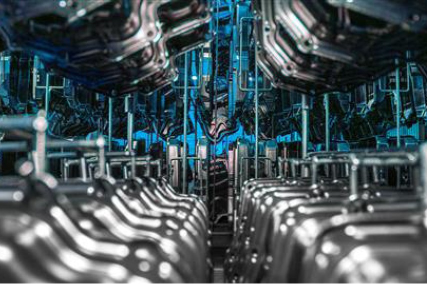 Die voestalpine Automotive Components in Schmölln produziert hochwertige Stanz- und Umformteile sowie Sicherheitskomponenten für die Automobilindustrie mit modernsten Technologien und rund 800 Mitarbeitenden.