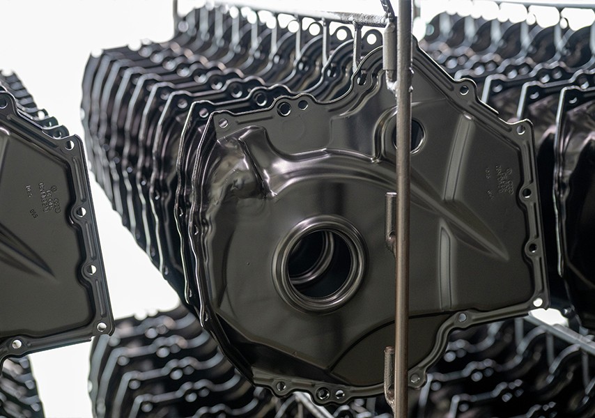 Bei voestalpine Automotive Components nutzen wir verschiedenste Beschichtungsverfahren, um die Haltbarkeit und makellose Optik der Bauteile langfristig zu gewährleisten.