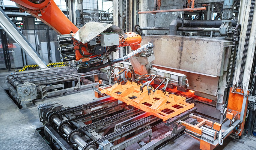 Auf hochmodernen Formpressen verarbeitet voestalpine Automotive Components Stahlbleche mittels Warmumformung zu hochfesten Bauteilen.