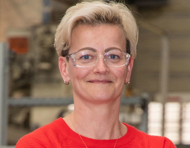 Assistant to the department manager Fabienne Krause: Her path from fashion tailor to production professional.