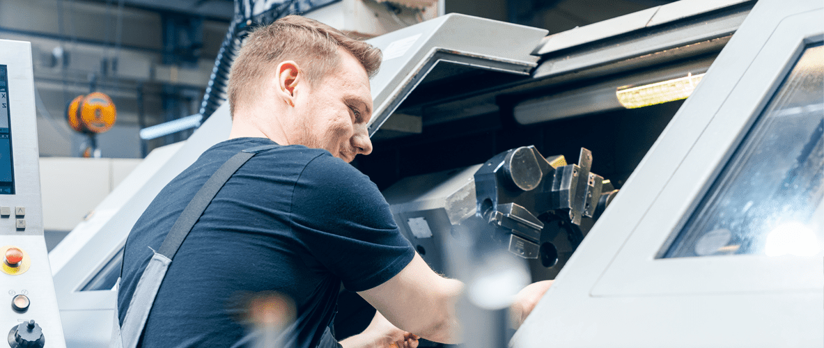 Arbeiter bei einer Bearbeitungsmaschine