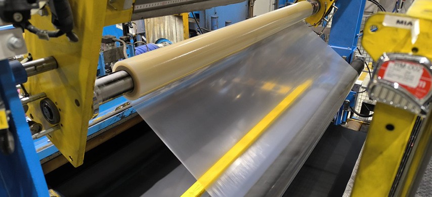Die Schutzfolie wird während des Schneidevorgangs auf Bänder oder Bögen angebracht, um die Oberfläche bei der Verarbeitung zu schützen.