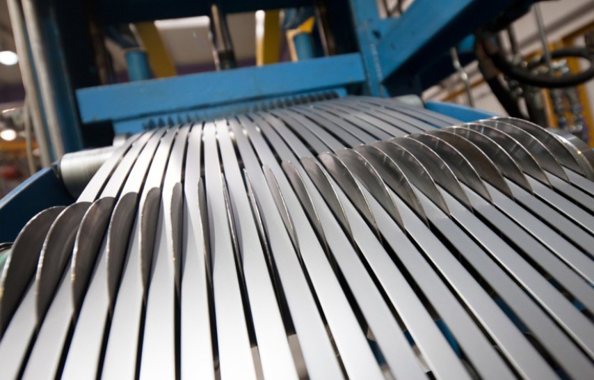 Das Steel & Service Center in Polen bietet Spaltbänder in unterschiedlichen Ausführungen an.