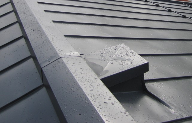 Für anspruchsvolle Belastungen wie Dachanwendungen eignet sich colofer® ROBUST, das hohe Widerstandsfähigkeit bietet.