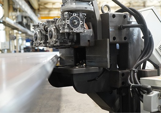 Die Fasenfräse sorgt für exakte Kantenbearbeitung und gleichbleibend hohe Qualität.