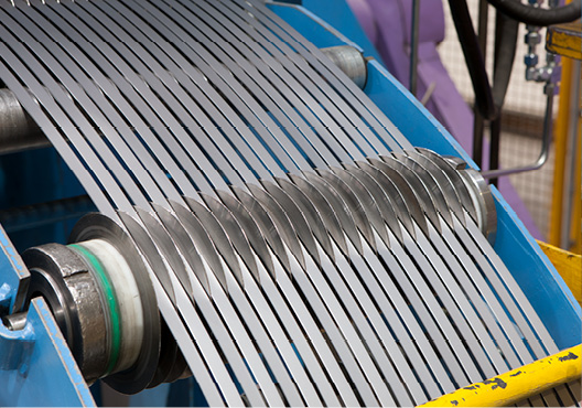 Wir unterstützen Kund:innen mit maßgeschneidertem Spaltband.