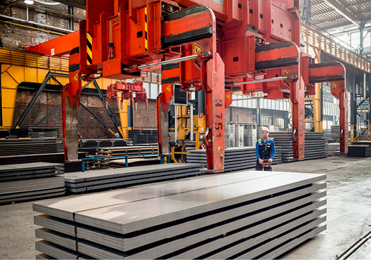 voestalpine sorgt für effiziente Abläufe durch Stapelanlagen und automatische Verpackung.