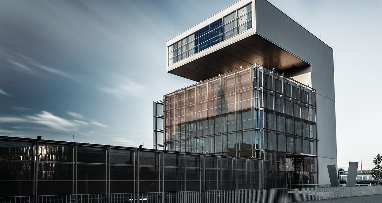 Das Gebäude der voestalpine Stahlwelt von außen.